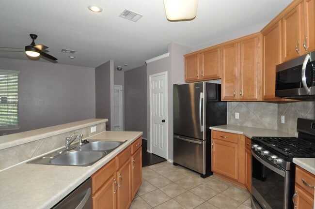 Foto del edificio - All appliances included! Gated lock and leave condo community in North Austin