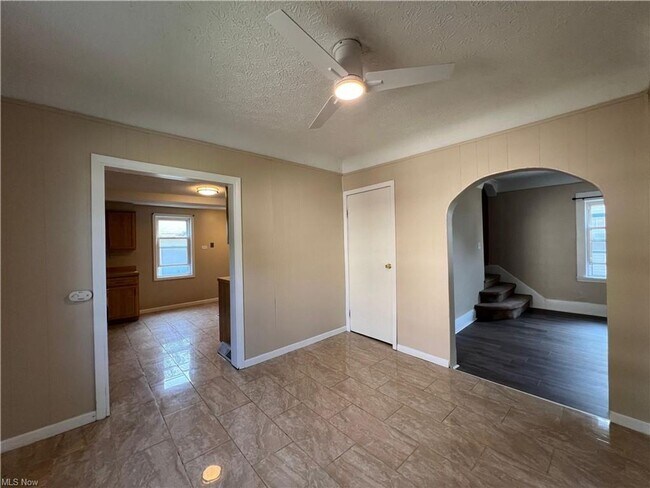 Foto del edificio - Inviting 3-Bedroom Rental with Natural Light & Charm