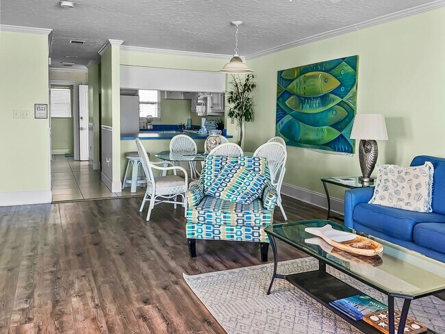 Foto del edificio - Amazing 3-Bed Condo with HUGE porch on the...