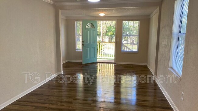 Building Photo - 4550 Crescent St