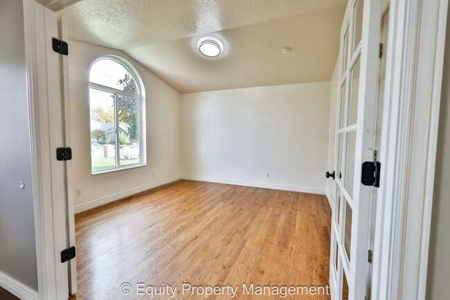 Foto del edificio - 10787 N 5800 W St