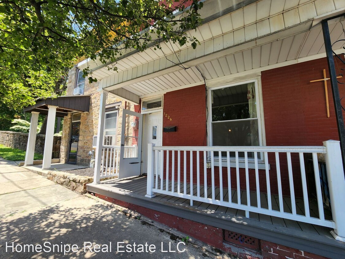 Foto principal - 3 br, 1.5 bath House - 1226 West Market St...