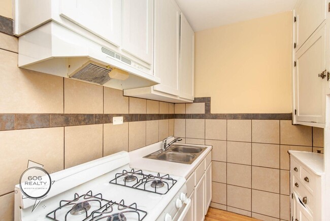 Building Photo - Renovated Belmont Gardens/Kelvyn Park Apar...