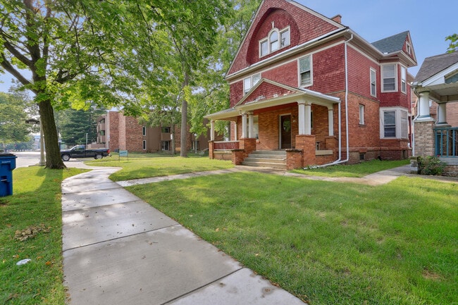 Building Photo - 714 W Green St