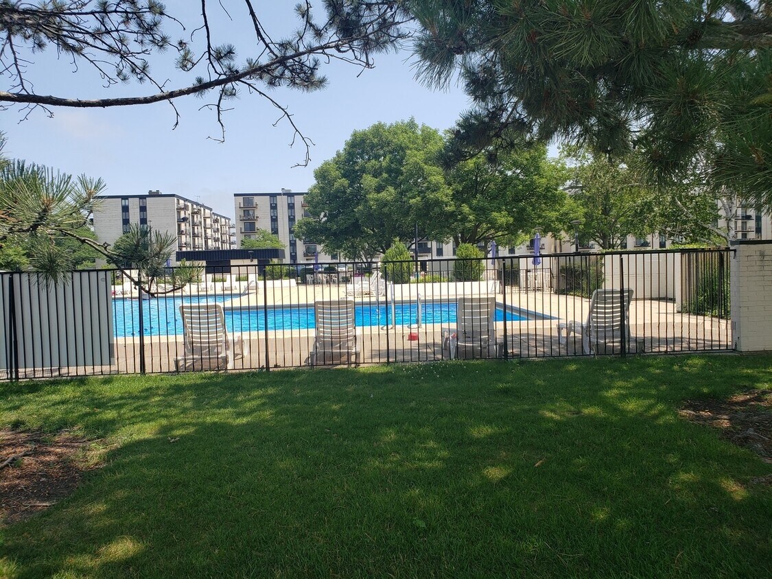 Foto del edificio - 9701 N Dee Rd