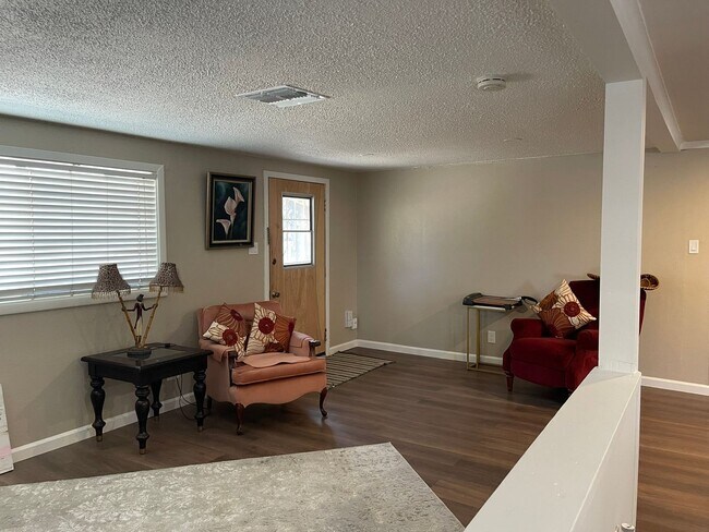 Building Photo - Newly Remodeled Home near Sac City College...