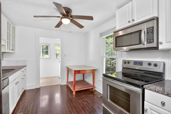 Building Photo - 3008 Lakeshore Dr