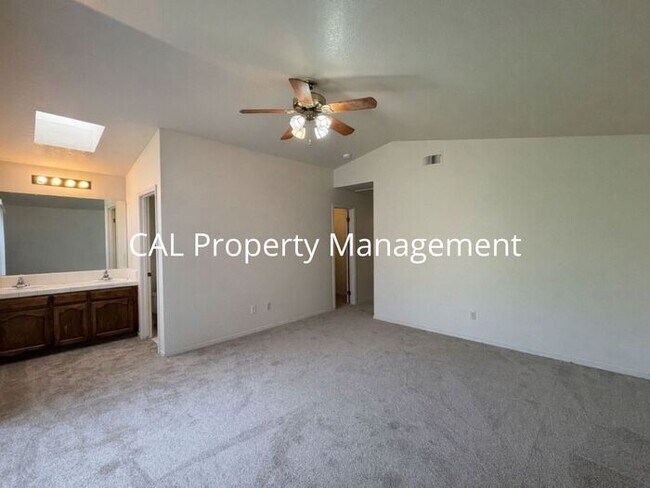 Foto del edificio - Rare 4 bedroom 2 bath rental in Pine Meadow Estates King City!