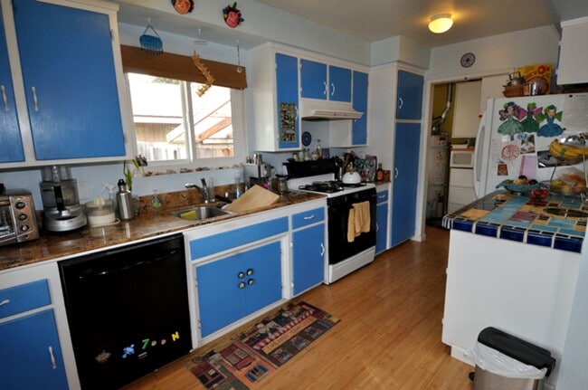 Building Photo - Charming 3 bedroom 2 bath home plus an off...
