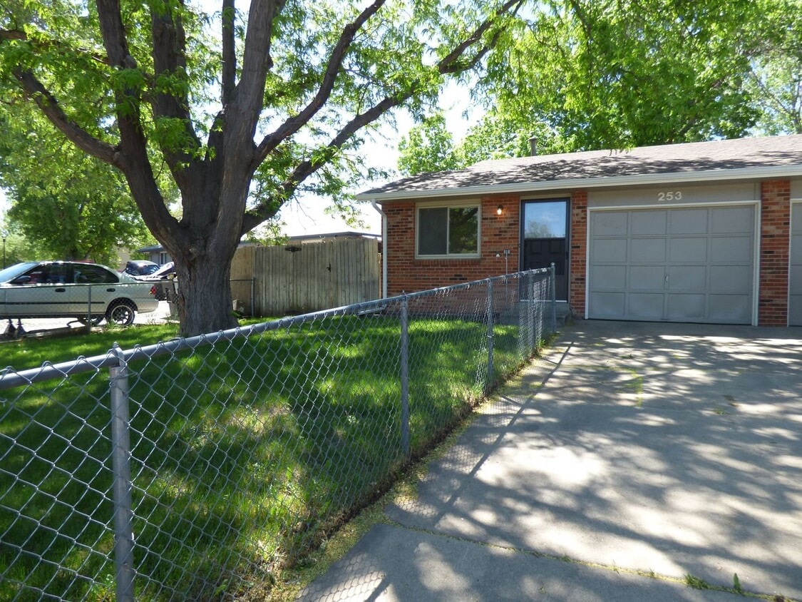 Primary Photo - 251/253 St Clair Avenue