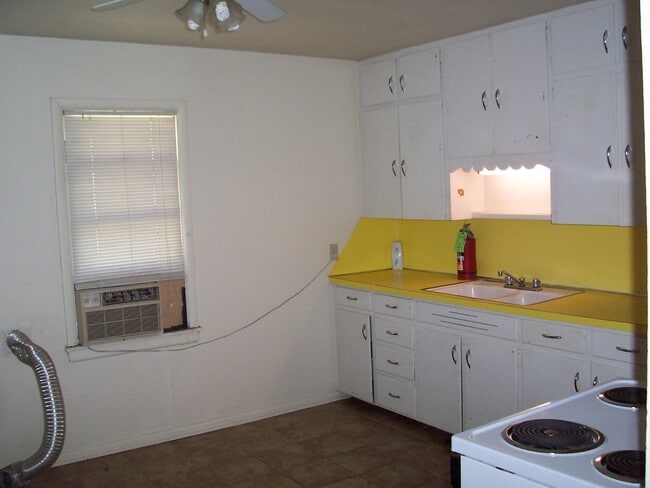 Foto del edificio - 2110 Elm Ln