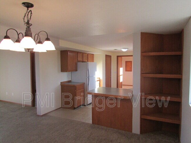 Building Photo - 510 S Circle Dr