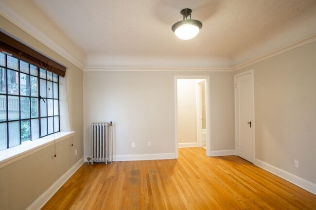 Building Photo - Charming 3rd Floor 1Bdr in Heart of NW!