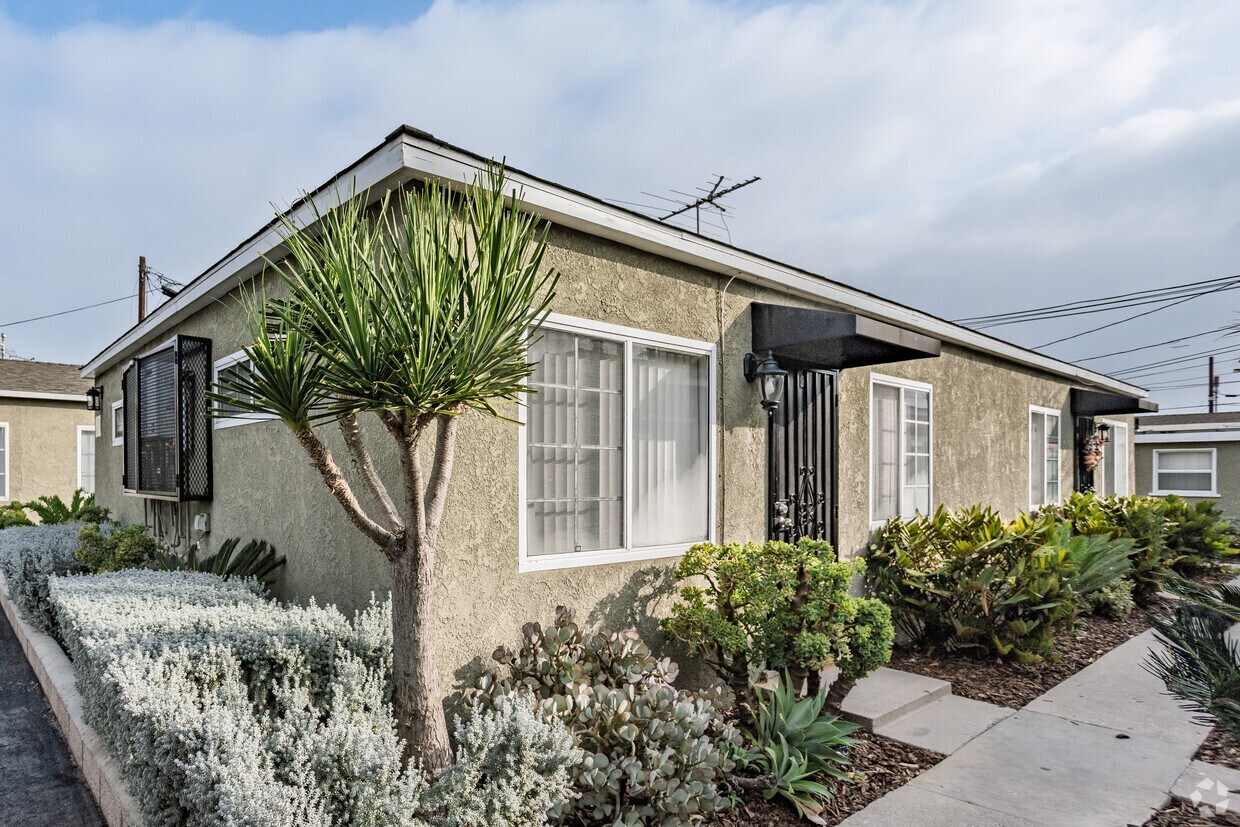 Foto principal - 12621 Glenshire Rd, 12618 Lakewood Blvd.