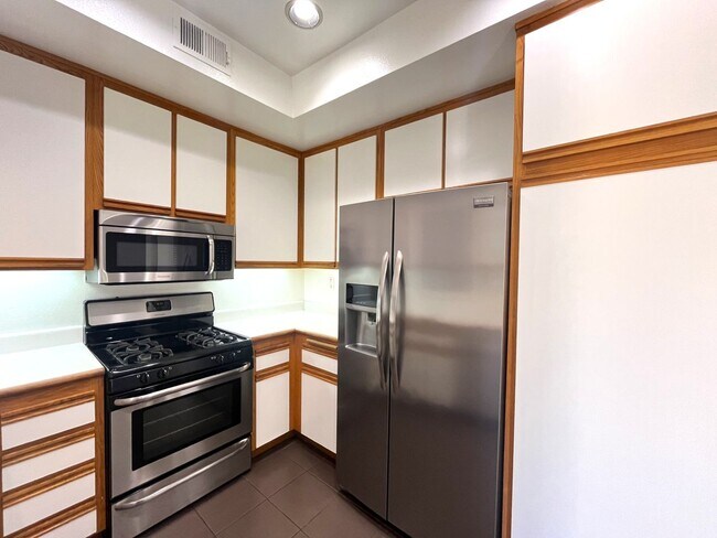 Foto del edificio - 2 bed, 2 bath located in Corona, CA!