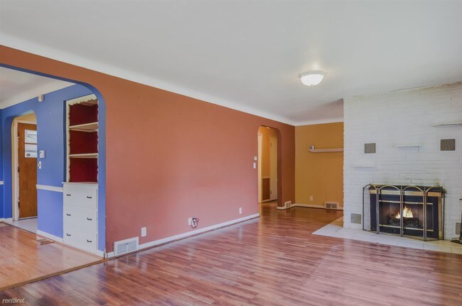 Building Photo - 2077 River St