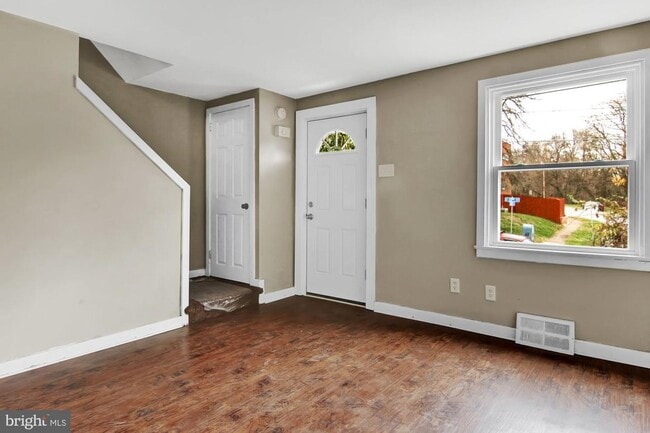 Building Photo - Coming Soon - Cozy 2 Bedroom, 1 Bath Townh...