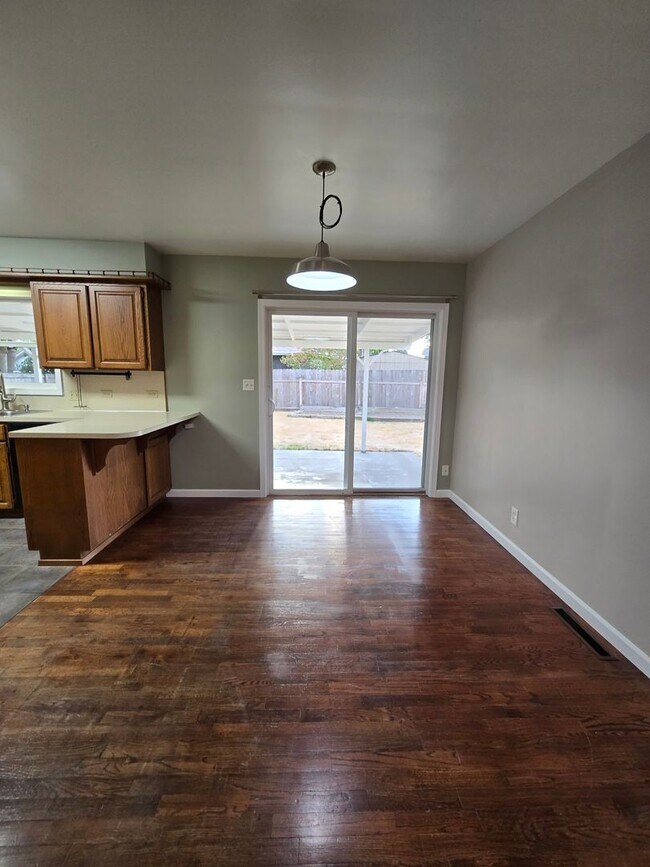 Foto del edificio - Pet Friendly Single Level 3 Bed 2 Bath Hom...