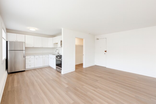 Foto del edificio - 4465 MacArthur Blvd NW