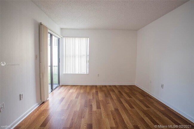 Foto del edificio - 2 br, 2 bath Condo - 1900 S University Dr