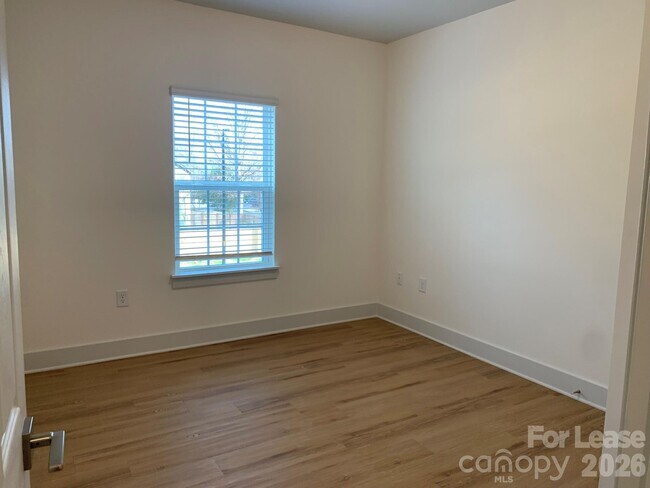 Foto del edificio - 3515 Markland Dr