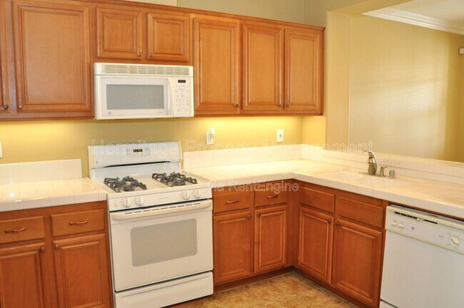 Building Photo - 9 Strawflower St