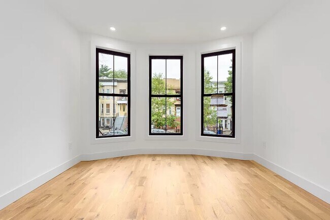 Building Photo - 722 Chauncey St