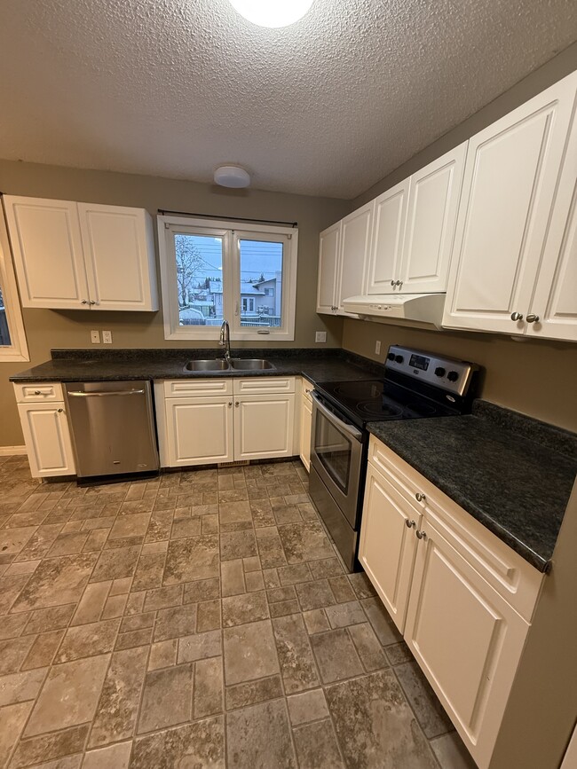 Building Photo - 607-613 13 St