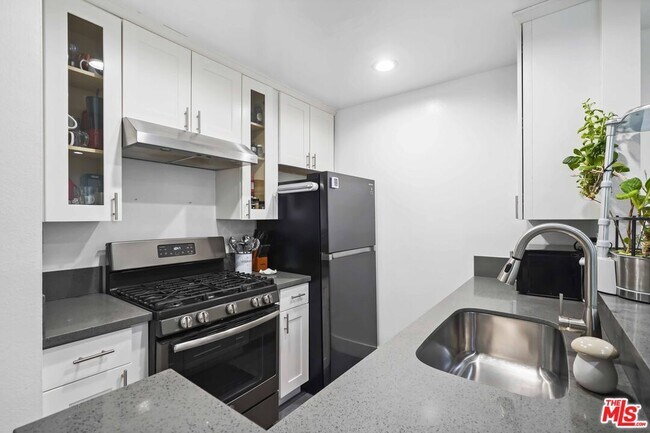 Foto del edificio - 10331 Lindley Ave
