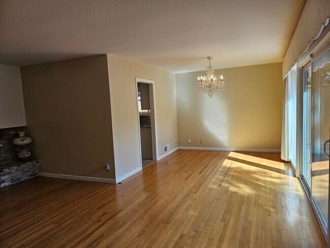Building Photo - Gorgeous 3 bedroom 2 bath Crestmoor Home f...