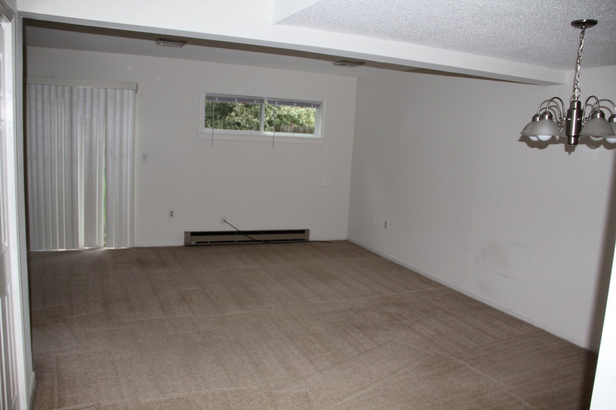 Dining/Living Room - 24 Farmington Meadow Dr