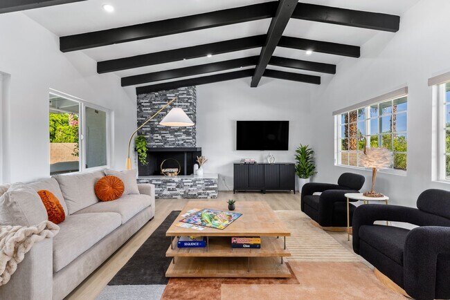 Foto del edificio - Stunning Desert Contemporary Home in Sunrise Park (Monthly Only - No Long Term)