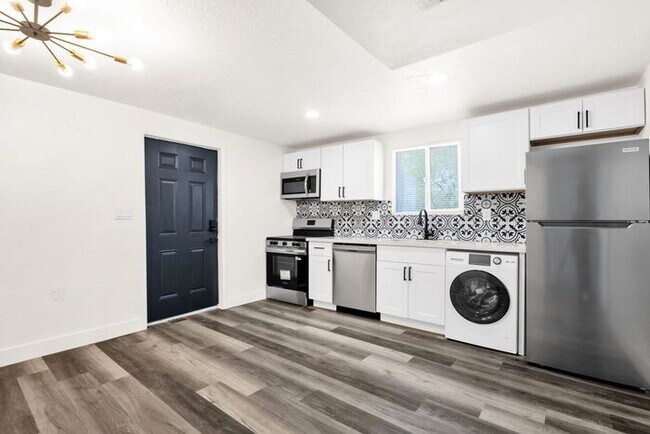 Foto del edificio - BRAND NEW EVERYTHING IN UPTOWN/BILTMORE AREA