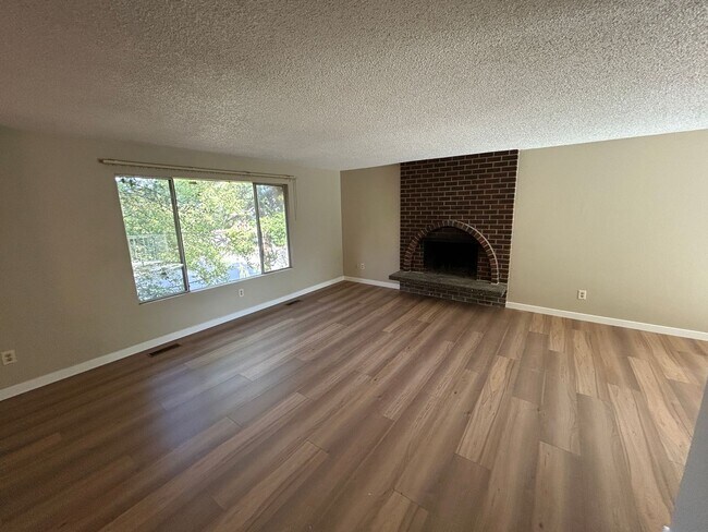 Foto del edificio - Renovated 3 Bed, 2.5 bath home w/2-car gar...