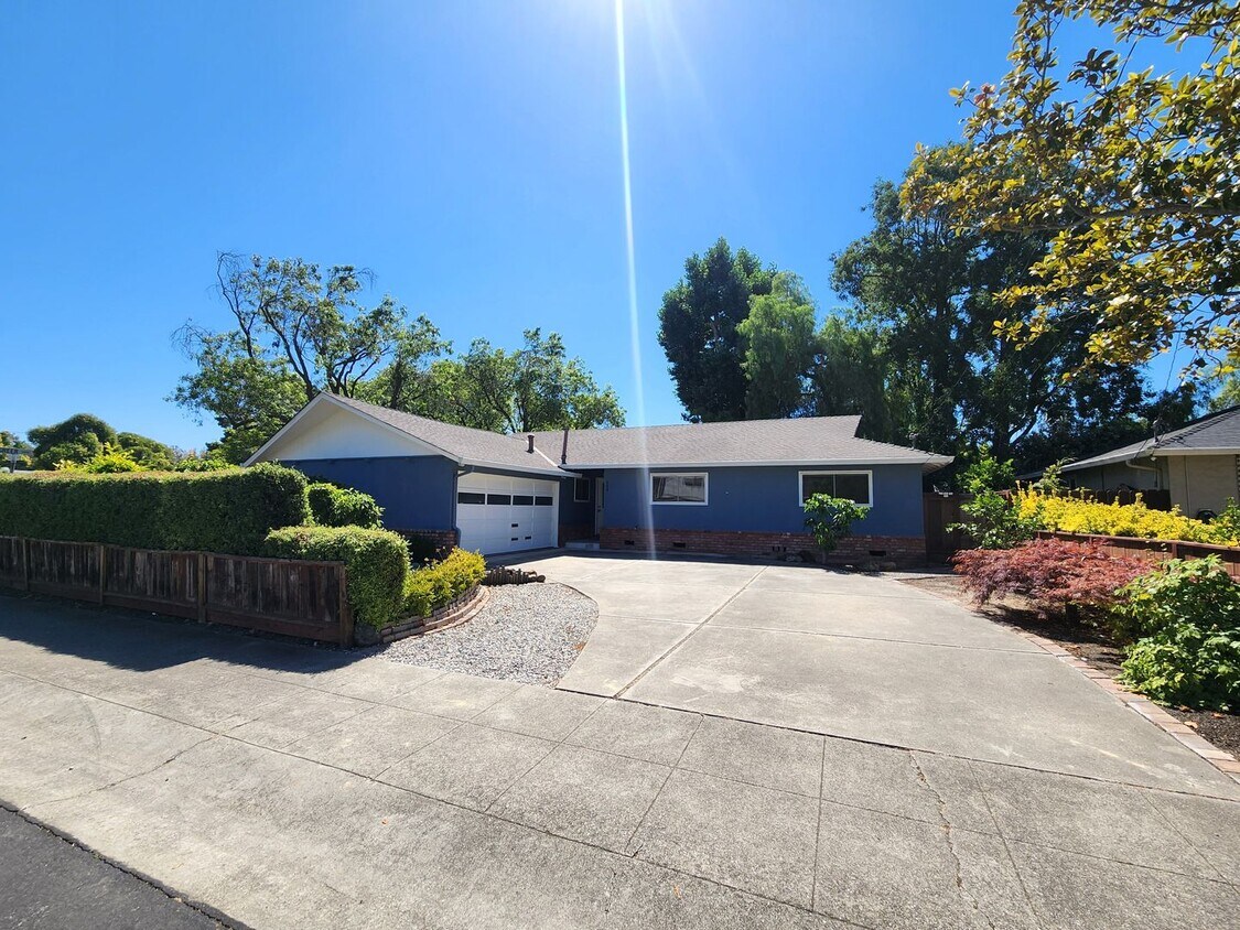 Primary Photo - Amazing Single Family Home located in Midt...