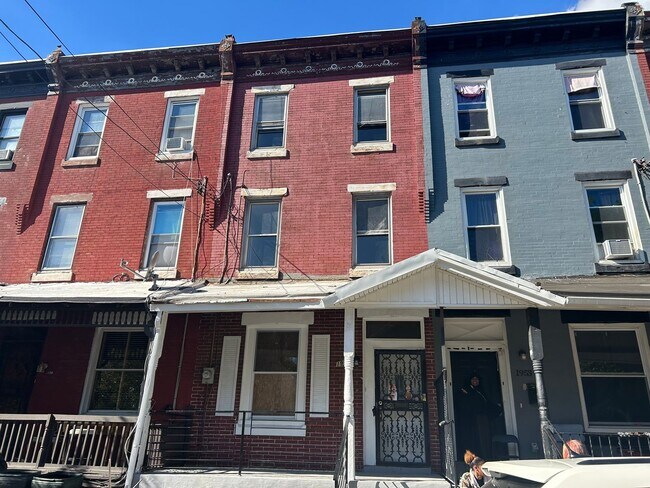 Building Photo - Bi level 5BR 2.5 bath (5BR PHA voucher Ok)
