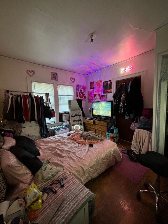 Foto del edificio - 2935 N Downer Ave