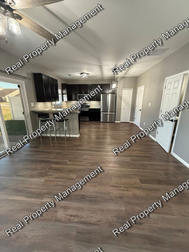 Building Photo - 2 Bedroom Townhome