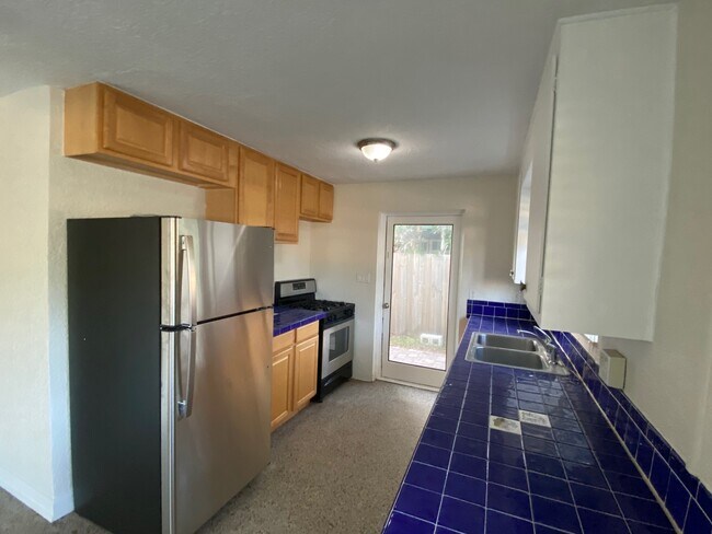 Building Photo - 603 Oakwood Ave