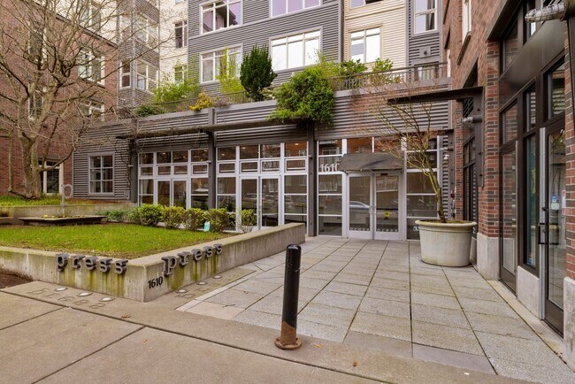 Foto del edificio - Top-Floor Studio with Stunning Views in Capitol Hill