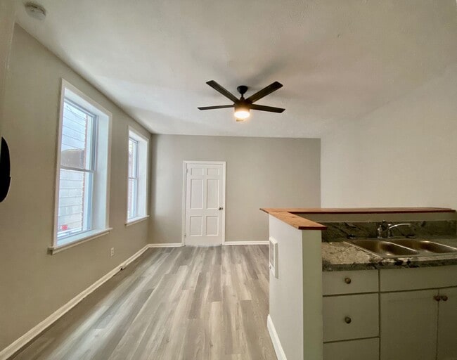 Building Photo - 322 Warner