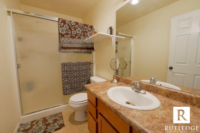 Building Photo - 3 Bedroom 2 1/2 Bath Townhome in White Cit...
