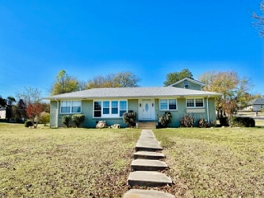 Foto principal - 4 bedroom 3 bath