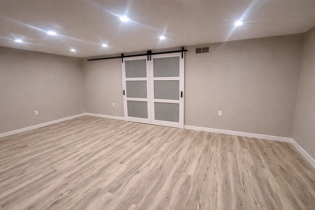 Building Photo - Avon Parks