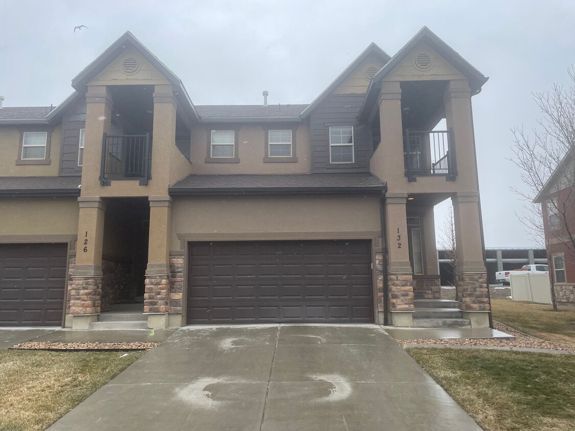 Primary Photo - Huge End-Unit Townhouse in Saratoga Springs!