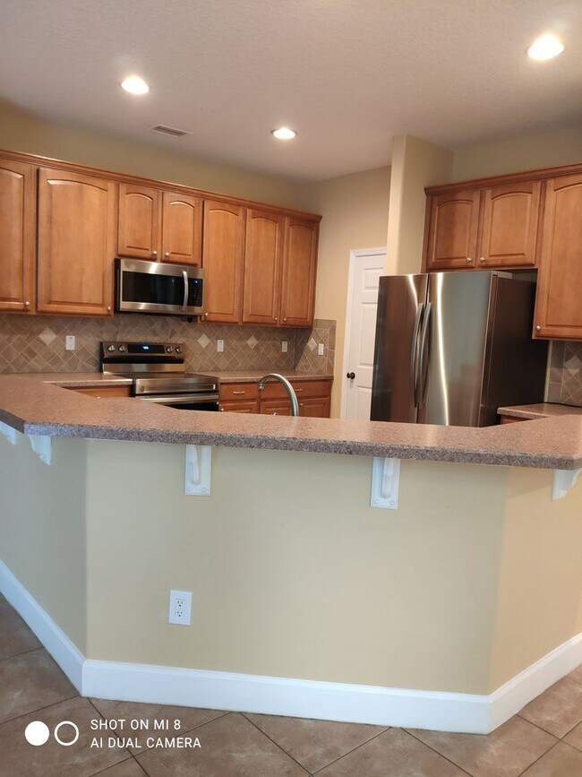Building Photo - Luxurious 4/3/2 with circular driveway. Available after 06/10/26