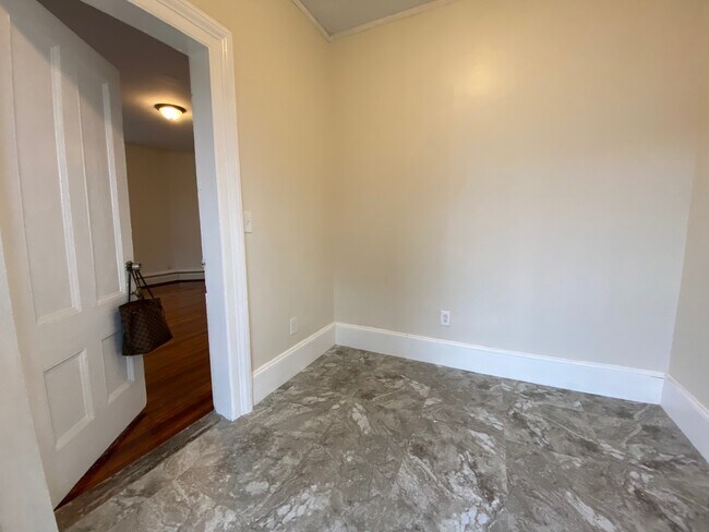 Bonus Room / Office - 10 Egleston St
