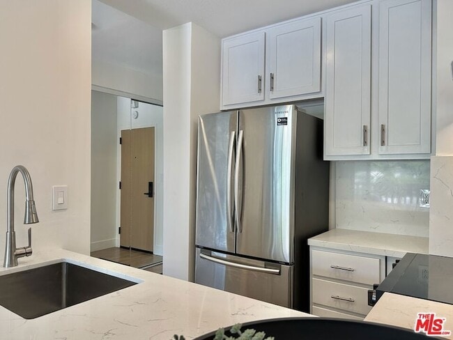Building Photo - 999 N Doheny Dr