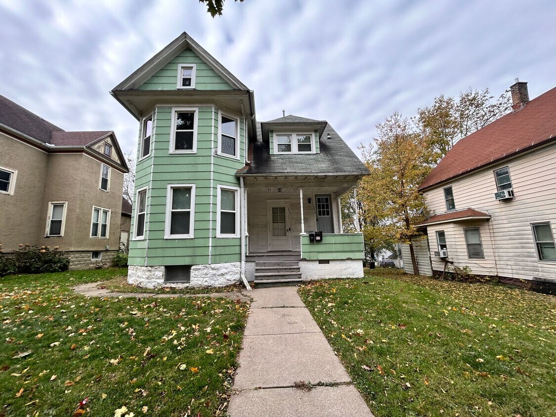 1222 19th St Unit 1222 1/2 Upper, Rock Island, IL 61201 Room for Rent