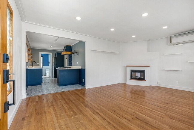 Foto del edificio - Move-in ready Magnolia Park gem — modern f...